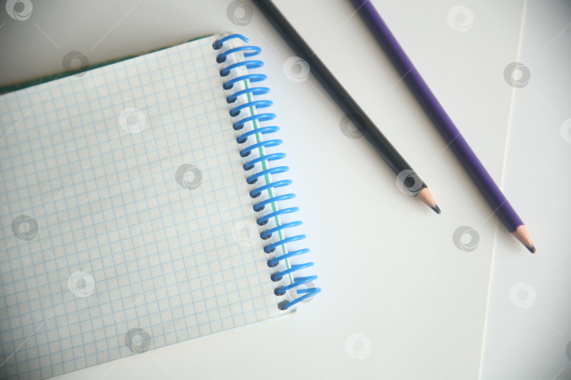 Скачать Школьные атрибуты карандаши и блокнот на столе фотосток Ozero
