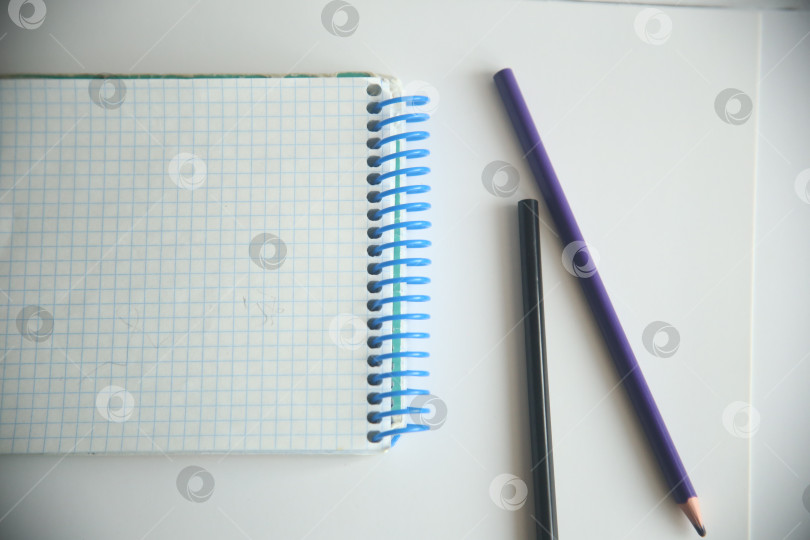 Скачать Школьные атрибуты карандаши и блокнот фотосток Ozero