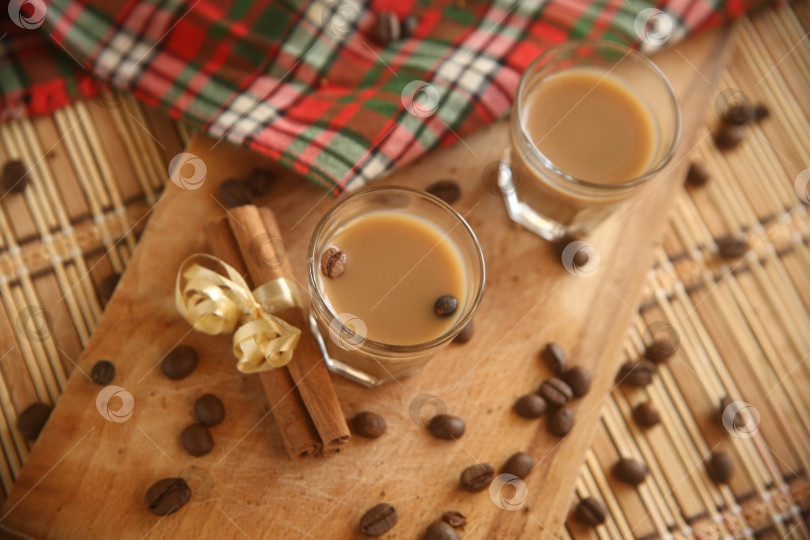 Скачать Напиток кофейный ликер алкогольный с корицей на деревянном столе фотосток Ozero