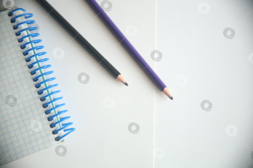 Скачать Атрибуты карандаши и блокнот, крупный план фотосток Ozero