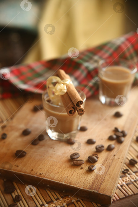 Скачать Напиток кофейный ликер алкогольный с корицей фотосток Ozero