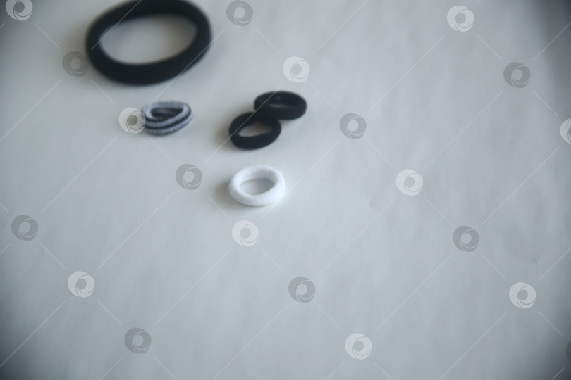 Скачать Черные и белые резинки для волос на столе фотосток Ozero