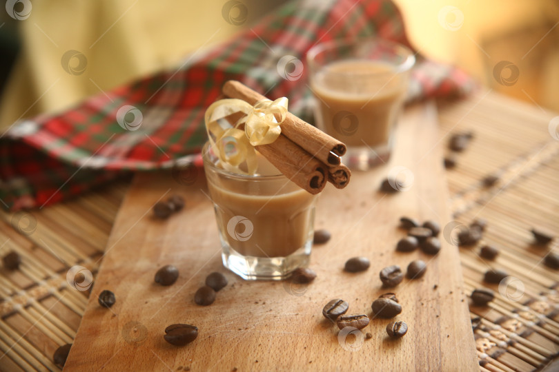 Скачать Напиток кофейный ликер алкогольный с корицей фотосток Ozero