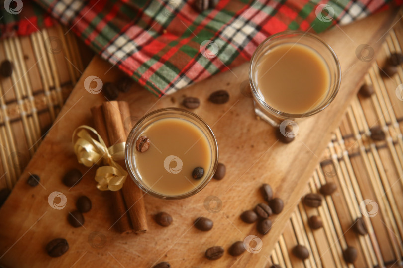 Скачать Напиток кофейный ликер алкогольный с корицей на столе фотосток Ozero