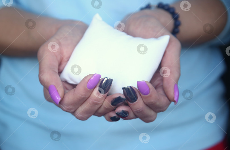 Скачать Маленькая подушка в руке крупным планом фотосток Ozero