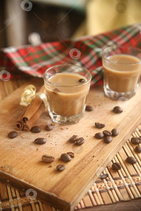 Скачать Напиток кофейный ликер алкогольный с корицей на столе фотосток Ozero