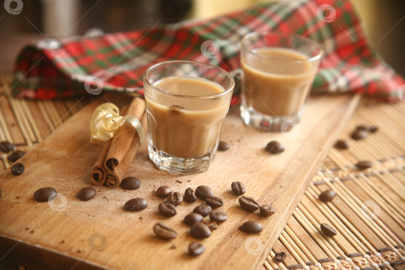 Скачать Напиток кофейный ликер алкогольный с корицей. Крупный план фотосток Ozero