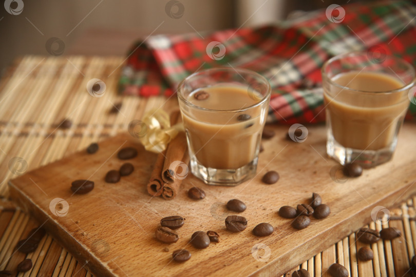 Скачать Напиток чёрный кофе с корицей на  столе фотосток Ozero