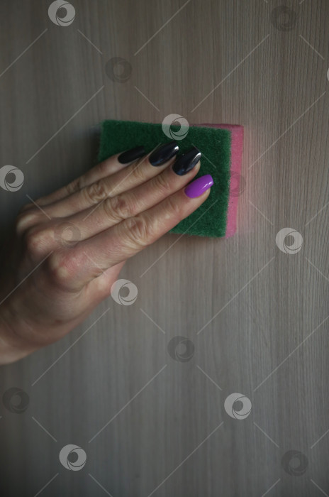 Скачать Женская рука протирает пыль с помощью губки, крупный план фотосток Ozero