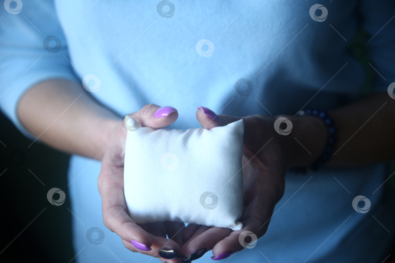 Скачать Предмет маленькая подушка в руке крупным планом фотосток Ozero