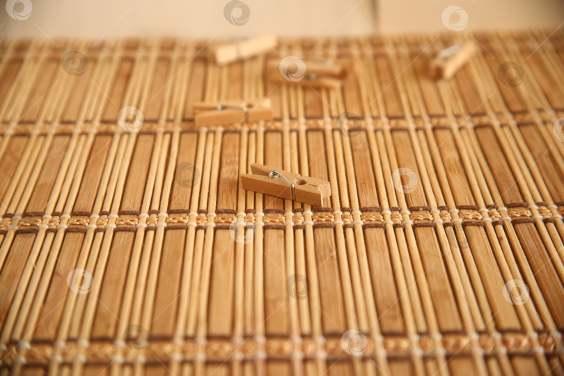 Скачать Деревянные прищепки для белья крупным планом фотосток Ozero