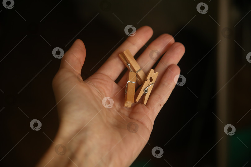 Скачать Деревянные прищепки в руке фотосток Ozero