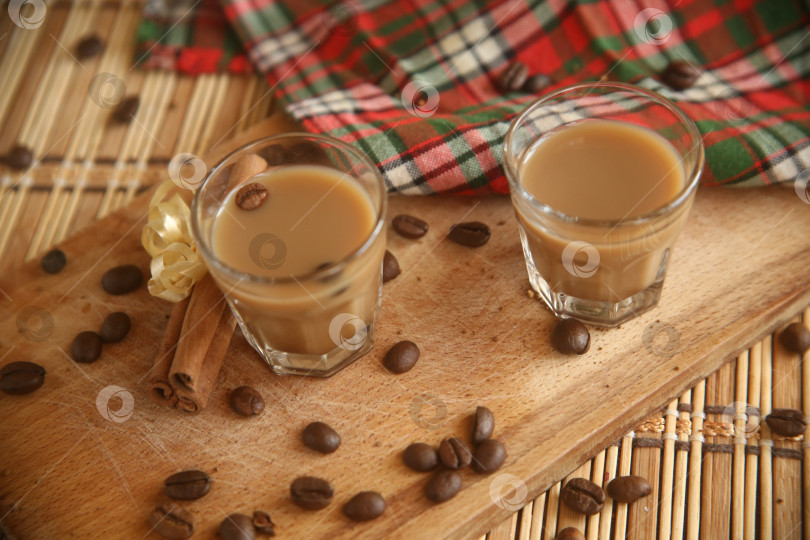 Скачать Напиток чёрный кофе с корицей на столе. Крупный план. Питание и напитки фотосток Ozero