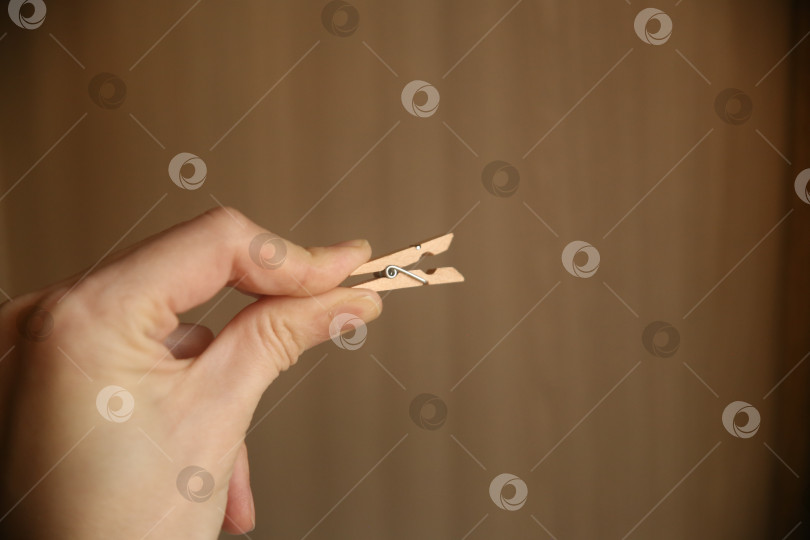 Скачать Женщина держит прищепку, крупный план фотосток Ozero