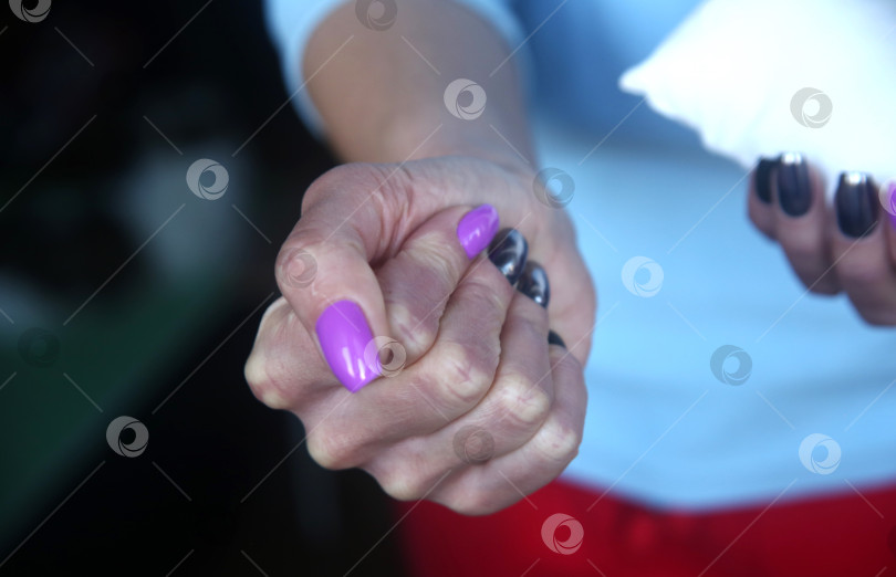 Скачать Женская рука с маникюром, крупный план фотосток Ozero