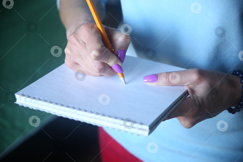 Скачать Девушка пишет карандашом, крупный план фотосток Ozero