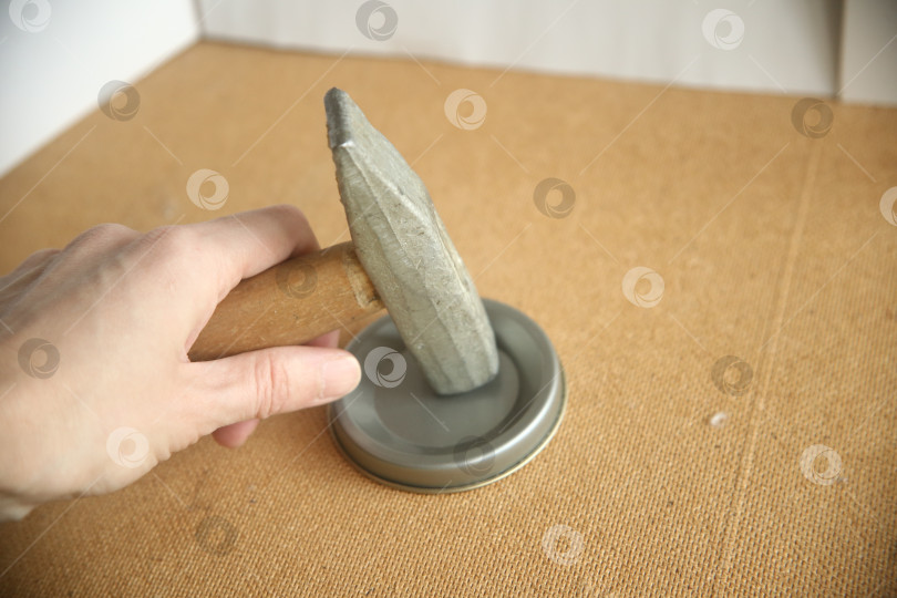 Скачать Молоток железный в руке фотосток Ozero