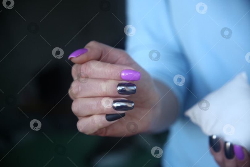 Скачать Женская рука с ярким маникюром, крупный план фотосток Ozero