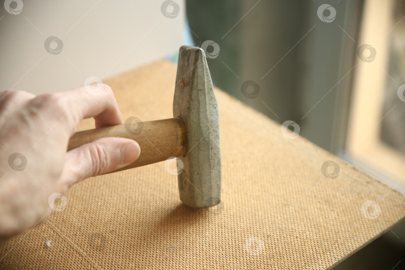 Скачать Инструмент молоток железный в руке фотосток Ozero