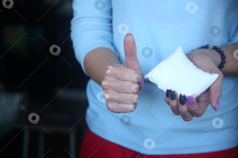 Скачать Маленькая мягкая подушка в женской руке. Сон и отдых фотосток Ozero