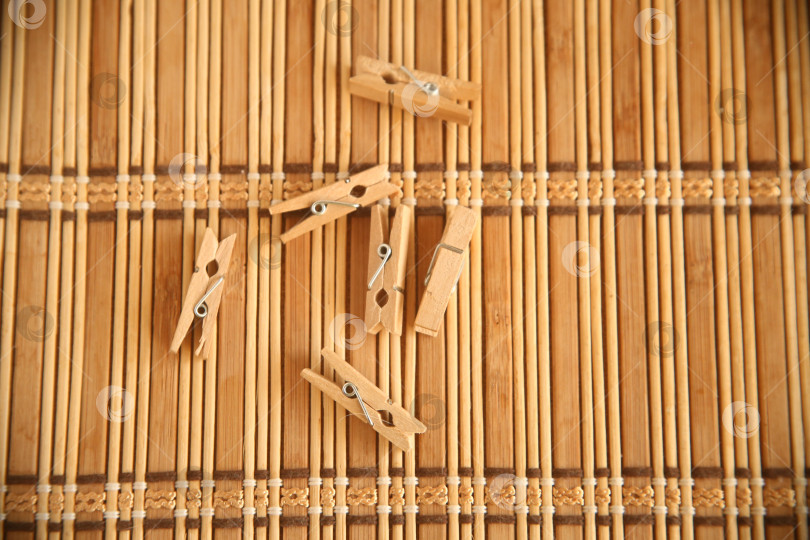 Скачать Деревянные прищепки для белья крупным планом фотосток Ozero