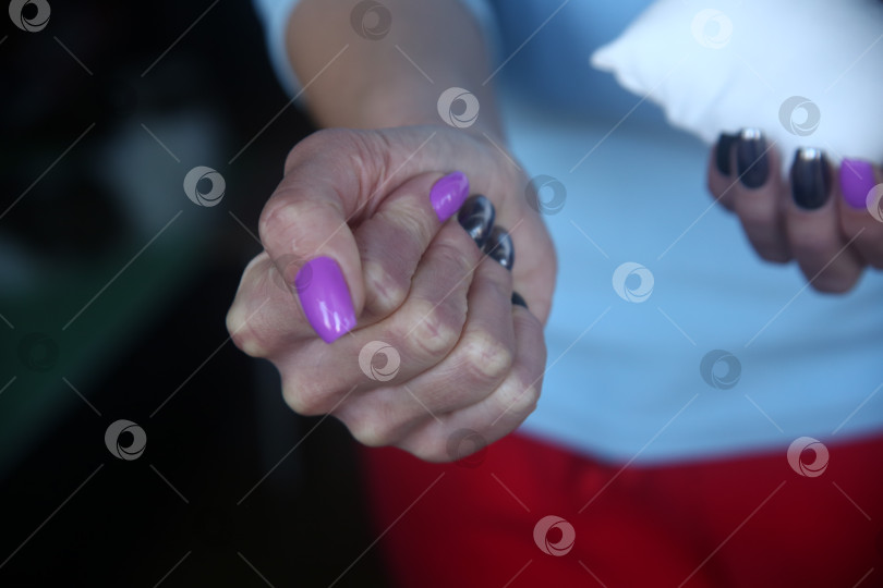 Скачать Женская рука с красивым маникюром фотосток Ozero
