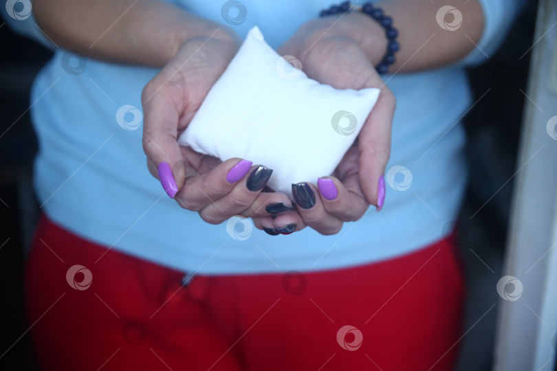 Скачать Маленькая мягкая подушка в женской руке фотосток Ozero