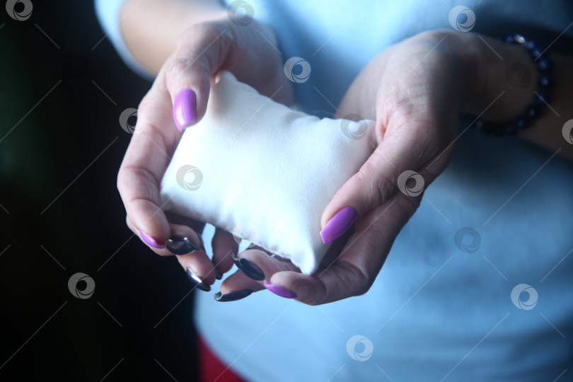 Скачать Маленькая мягкая подушка в руке. Сон и отдых фотосток Ozero