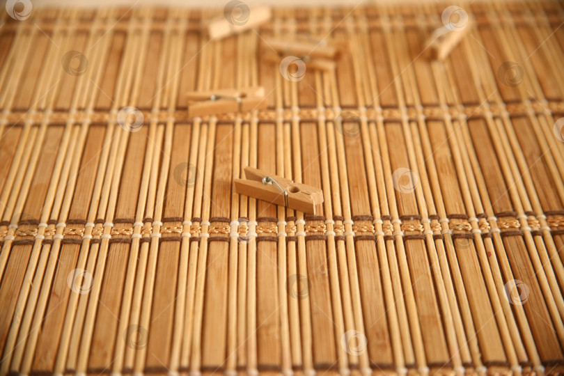 Скачать Деревянные прищепки для белья крупным планоv фотосток Ozero