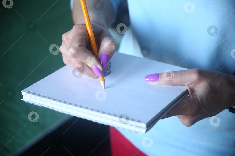 Скачать Девушка пишет карандашом, крупный план фотосток Ozero