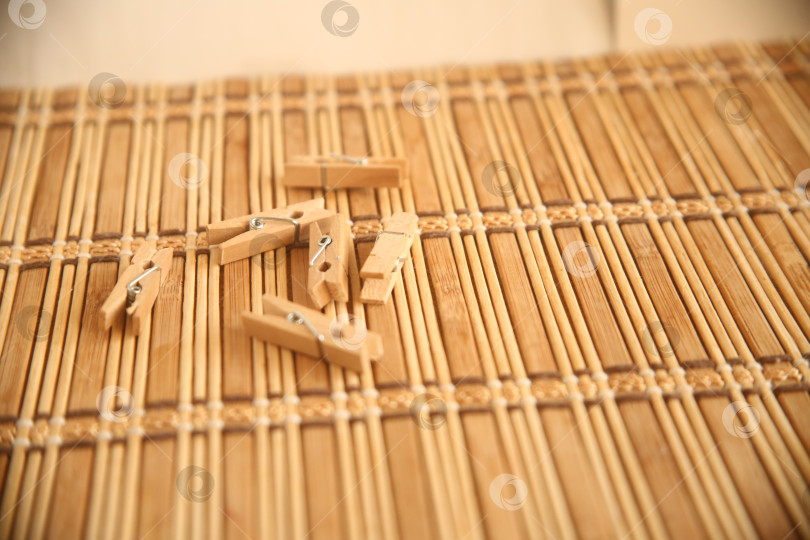 Скачать Деревянные прищепки для белья на столе фотосток Ozero