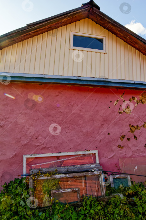 Скачать старый деревянный дом в деревне осенью фотосток Ozero