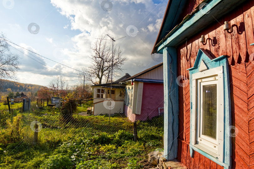 Скачать старый деревянный дом в деревне осенью фотосток Ozero