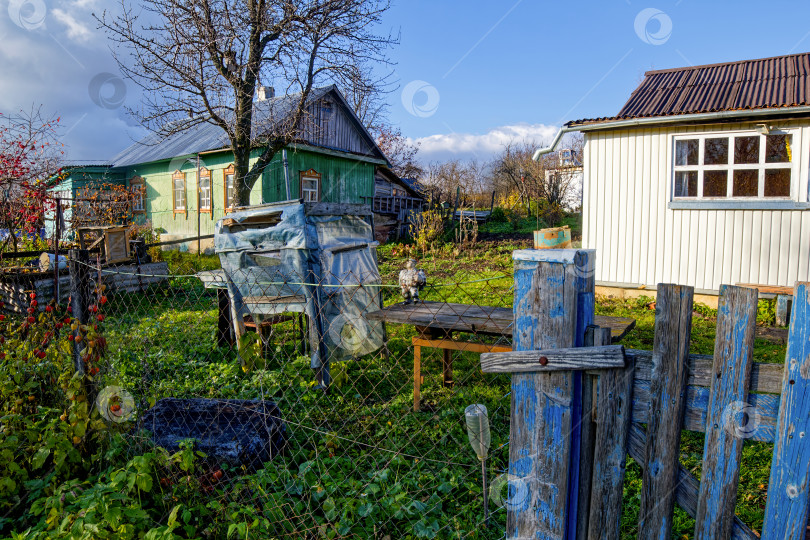 Скачать старый деревянный дом в деревне осенью фотосток Ozero