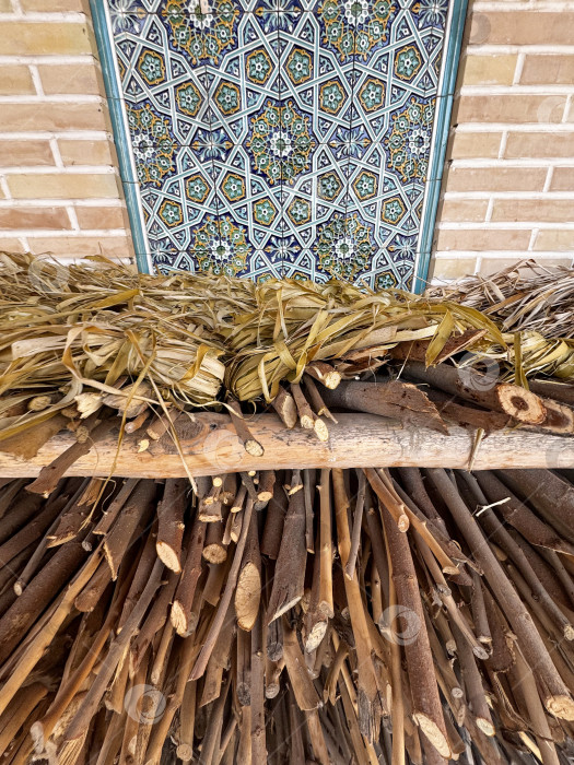 Скачать На деревянной скамье сложена стопка дров фотосток Ozero