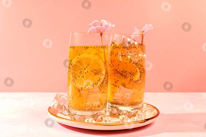 Скачать Современный натюрморт с цитрусовыми. Диетический веганский коктейль с семенами чиа, апельсином, лаймом, фиалкой и льдом. Концепция детокс-диеты и похудения. Летний баннер и шаблон для оформления экрана. фотосток Ozero