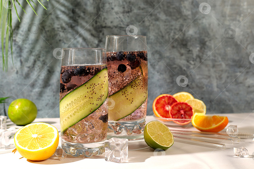 Скачать Диетический веганский коктейль с огурцом, лимоном, лаймом, черникой и семенами чиа, концепция детокс-диеты и похудения, реклама здорового образа жизни и здорового питания, меню кафе. Современный натюрморт с напитками. фотосток Ozero
