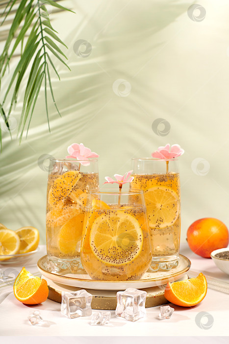Скачать Концепция детокс-диеты и похудения. Диетический веганский коктейль с семенами чиа, апельсином, лаймом, фиалкой и льдом. Летняя вечеринка и реклама здорового образа жизни. Летний баннер и шаблон экрана. фотосток Ozero