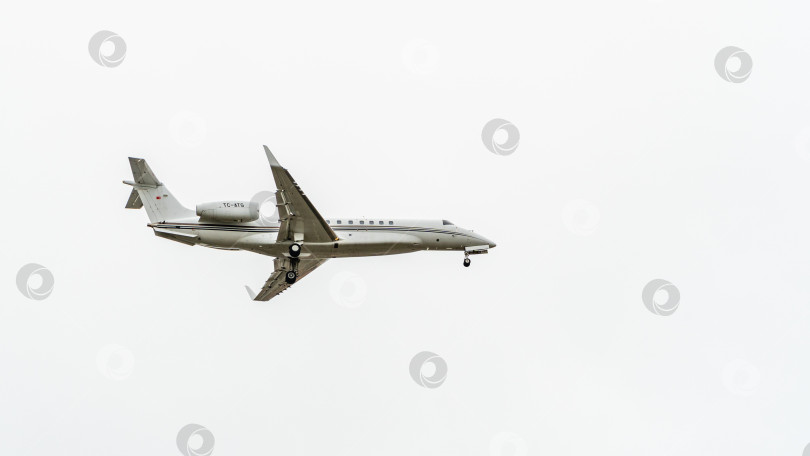 Скачать Самолет Embraer ERJ-135BJ Legacy 650 с регистрационным номером TC-ATG совершил посадку в аэропорту Адлера. Авиакомпания TAV Aviation. Выпущены шасси самолета и механики крыла. фотосток Ozero