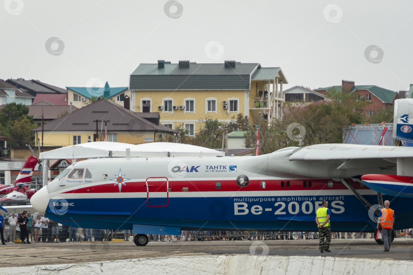 Скачать Бе-200ЧС опускается в гидросферу для дальнейшего взлета с поверхности Черного моря фотосток Ozero