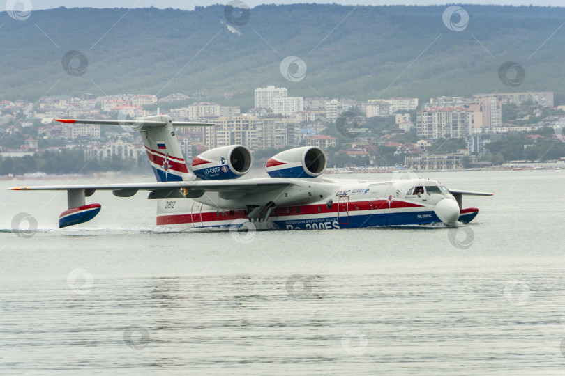 Скачать Самолет-амфибия Бериева Бе-200ЧС возвращается на базу фотосток Ozero