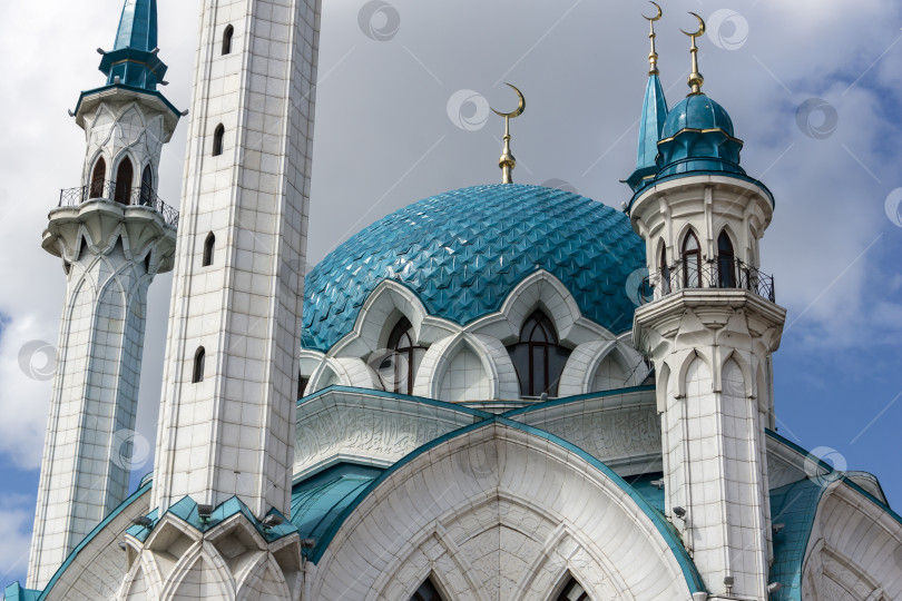 Скачать Казань, Россия - 9 августа 2018 года: Мечеть Кул Шариф (Kol Sharif, Колшериф, Qol Sharif) в Казанском Кремле. Главная Джама-масджид в Республике Татарстан с голубым небом и белыми облаками. фотосток Ozero