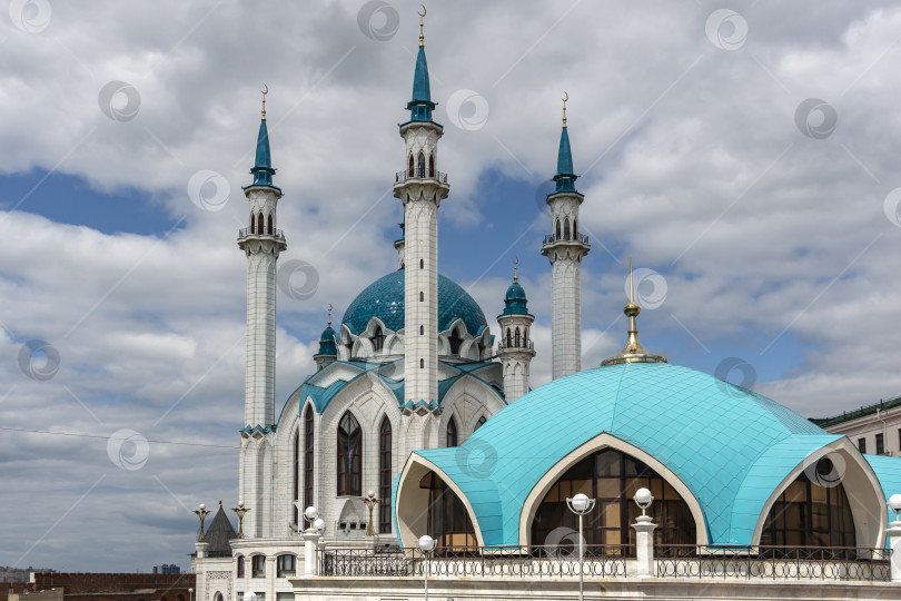 Скачать Казань, Россия - 9 августа 2018 года: Мечеть Кул Шариф в Казанском Кремле. Одна из крупнейших мечетей в России. Главная Джама-масджид в Республике Татарстан. фотосток Ozero