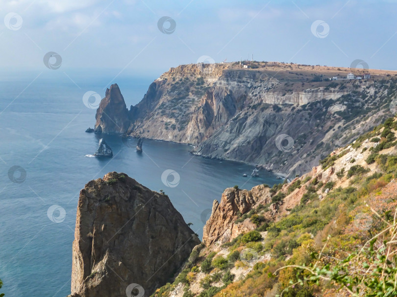 Скачать Прекрасный вид на мыс Фиолент на берегу Черного моря. Известное туристическое место недалеко от Севастополя в Крыму. Горы и синее море. фотосток Ozero