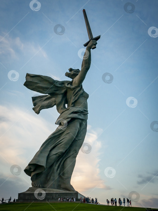Скачать Волгоград, Россия - 4 августа 2018 года: Вид на скульптуру "Родина-мать зовет" на вершине Мамаева кургана, мемориального комплекса Сталинградской битвы фотосток Ozero