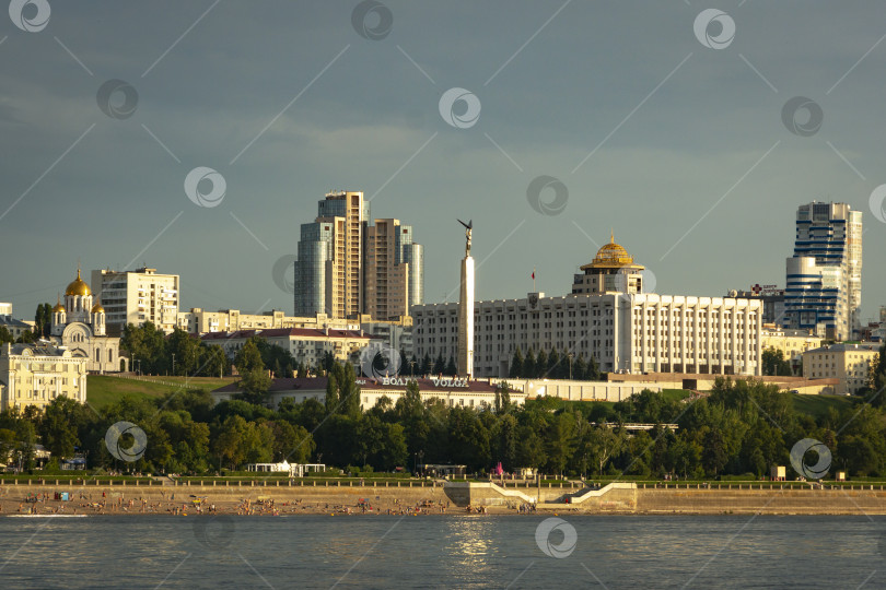 Скачать Панорама Самары и набережной города. Вид с Волги на закате дня. фотосток Ozero