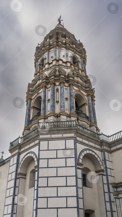 Скачать Красивый старинный собор. Колокольня на фоне неба и облаков. фотосток Ozero