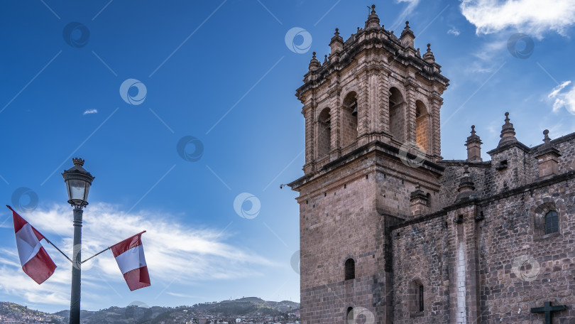 Скачать Старинный кафедральный собор-базилика Пресвятой Богородицы. Кирпичные стены, покрытые выветрившимися стенами. фотосток Ozero