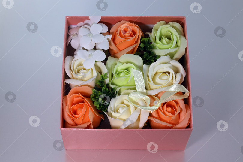 Скачать Мыло ручной работы упаковано в красивую розовую подарочную коробку фотосток Ozero