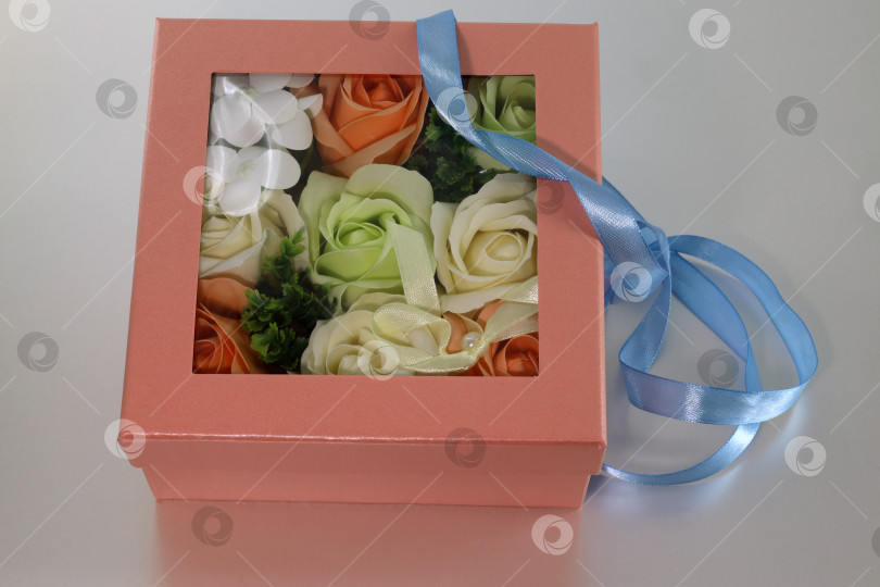 Скачать ярко-розовая подарочная коробка с домашним мылом и голубой лентой фотосток Ozero